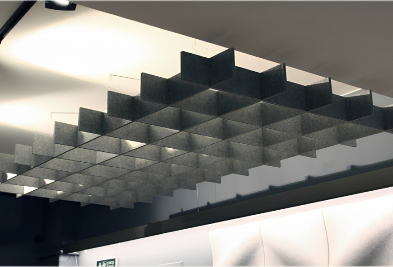 Nubes-Bafles de la serie isométrica Bars de Tradelson fabricados con PET para la absorción de ruido