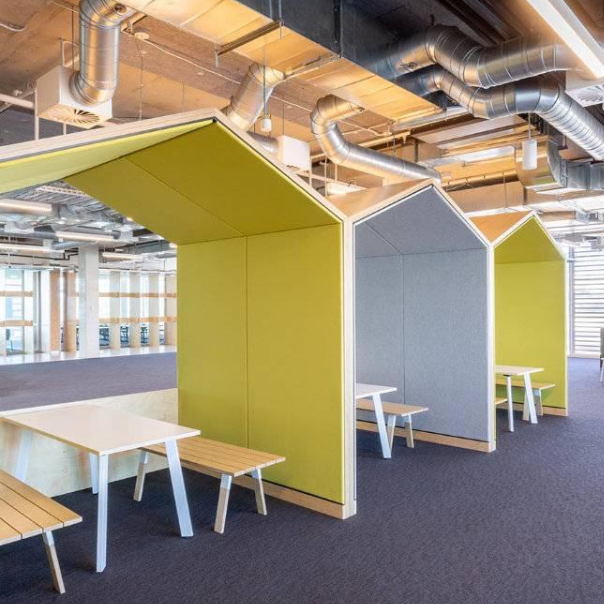 Espacio comercial con elementos acústicos instalados por Tradelson para una insonorización óptima.