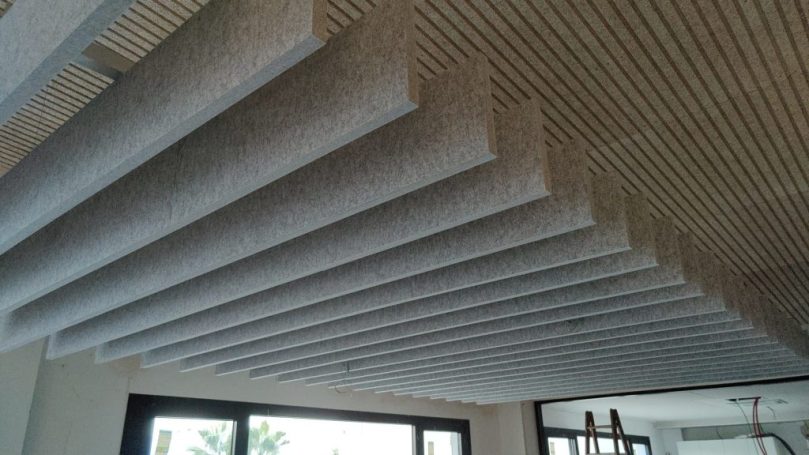 Paneles acústicos de Tradelson instalados en el techo para la absorción de ruidos en la oficina.