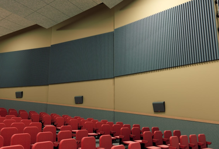 Bafles acústicos Bapet PT de diseño de Tradelson instalados en una pared de una sala de conferencias
