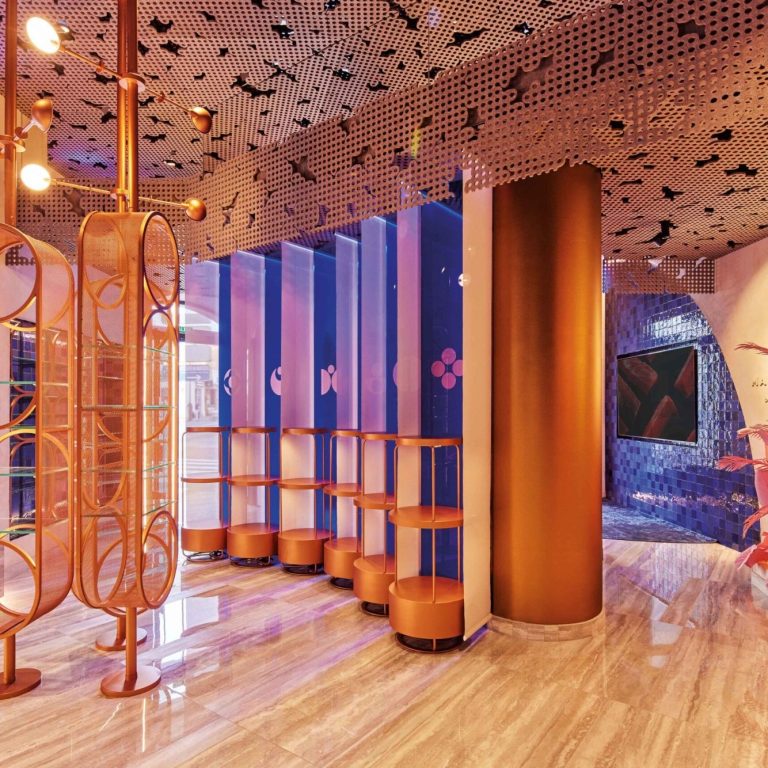 Espacio interior con diseño moderno y elementos de absorción acústicos de Tradelson en Barcelona.