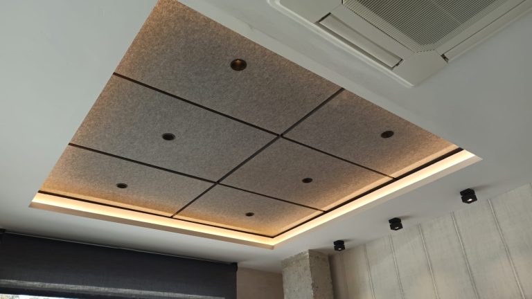 Techo insonorizado con paneles acústicos de Tradelson para mejorar el aislamiento acústico.