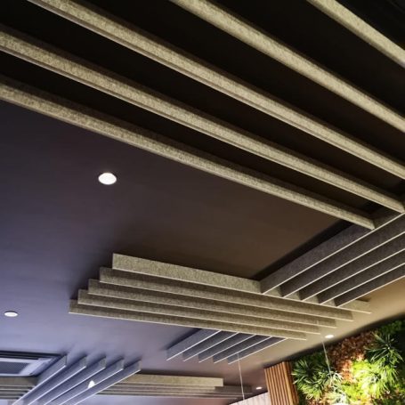 Paneles acústicos instalados en el techo por Tradelson para mejorar la insonorización del espacio.