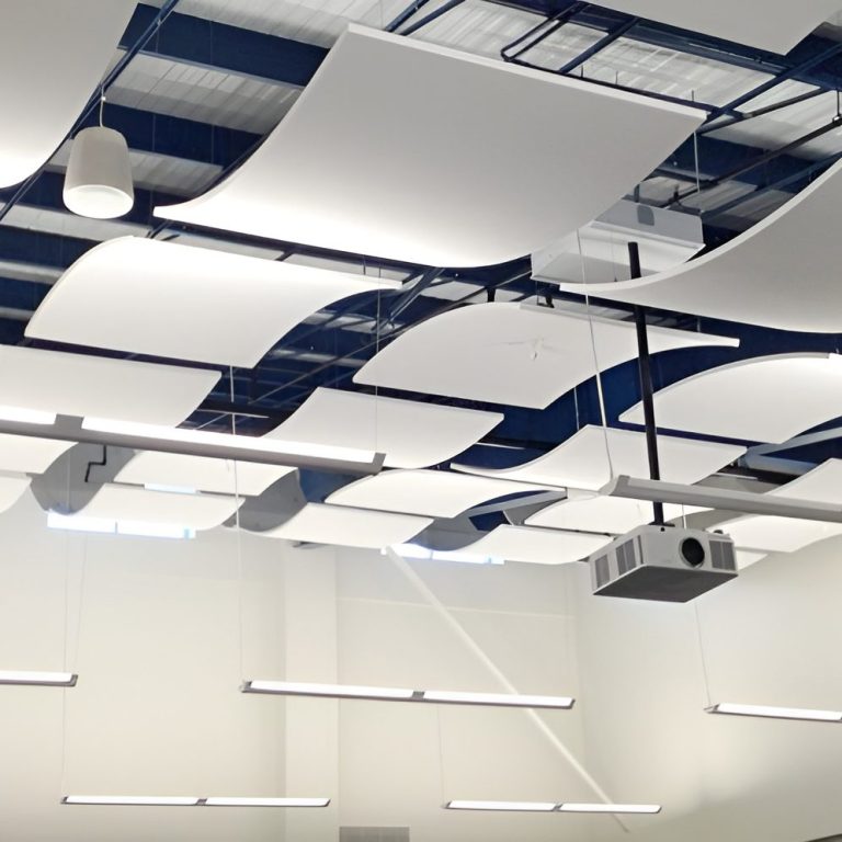 Techo acústico con paneles modulares instalados por Tradelson para mejorar la insonorización en BCN.
