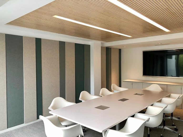 Sala insonorizada con bafles acústicos de Tradelson para mejorar el aislamiento y confort acústico.