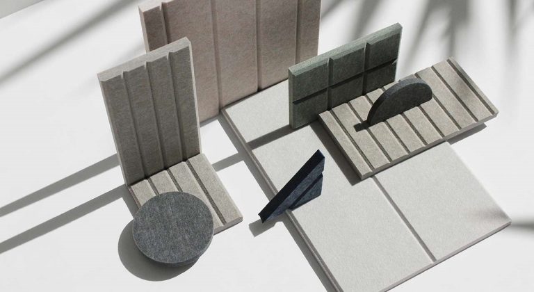 Paneles modulares taula en V de Tradelson fabricados de placas PET reciclado en Barcelona.